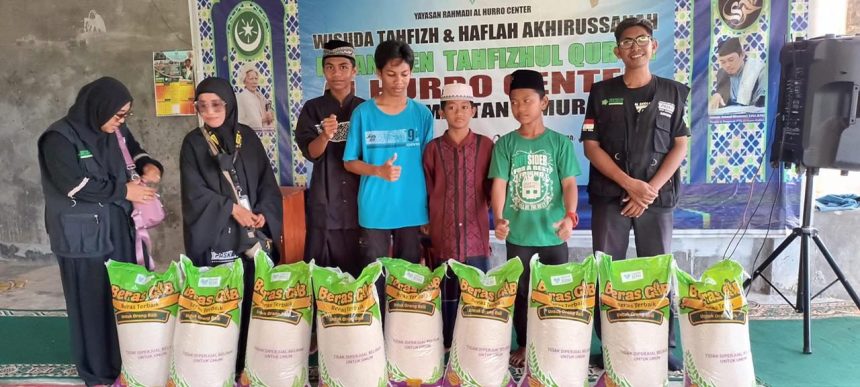 Sekda Kukar, Sunggono, melepas secara simbolis distribusi beras dari Pasukan Amal Sholeh (PASKAS) Kukar