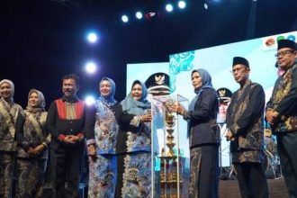 Sekda Kukar, Sunggono, membuka resmi HKG ke-53 PPKK di Kecamatan Muara Badak.