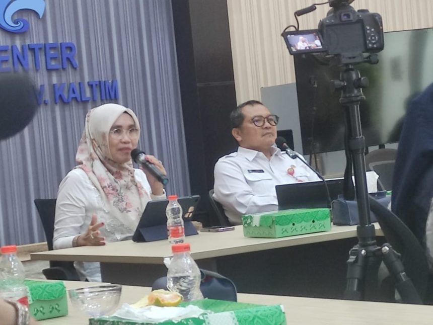Kepala Dinas Kesehatan Kaltim, Jaya Mualimin (kanan) dan Kepala Biro Kesejahteraan Rakyat (Kesra) Kaltim, Dasmiah (kiri).