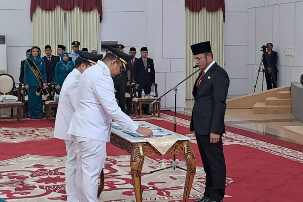 Pelantikan Bupati dan Wakil Bupati Kukar, Aulia Rahman Basri dan Rendi Solihin oleh Gubernur Kaltim, Rudy Mas'ud.