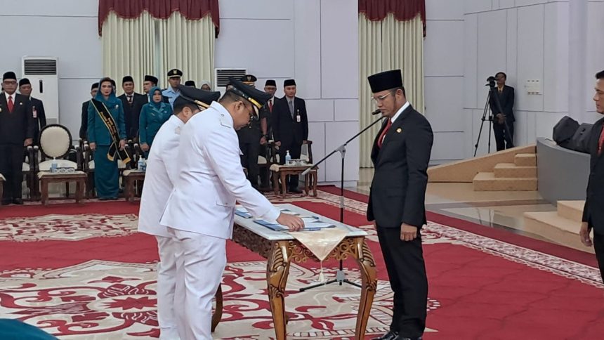 Pelantikan Bupati dan Wakil Bupati Kukar, Aulia Rahman Basri dan Rendi Solihin oleh Gubernur Kaltim, Rudy Mas'ud.
