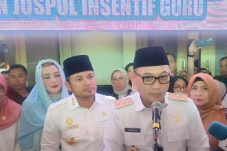 Gubernur Kaltim, Rudy Mas'ud dan Wakil Gubernur Kaltim, Seno Aji, saat diwawancarai.