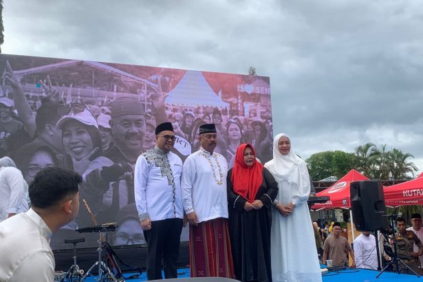 Serah terima memori jabatan Bupati Kutai Kartanegara (Kukar) menjadi simbol estafet kepemimpinan antara Edi Damansyah dan Aulia Rahman Basri. Digelar Senin pagi (30/6/2025) di Halaman Masjid Agung Sultan Sulaiman.
