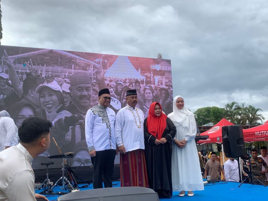 Serah terima memori jabatan Bupati Kutai Kartanegara (Kukar) menjadi simbol estafet kepemimpinan antara Edi Damansyah dan Aulia Rahman Basri. Digelar Senin pagi (30/6/2025) di Halaman Masjid Agung Sultan Sulaiman.