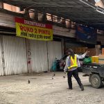 Aktivitas juru parkir di kota Samarinda.