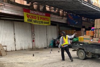 Aktivitas juru parkir di kota Samarinda.