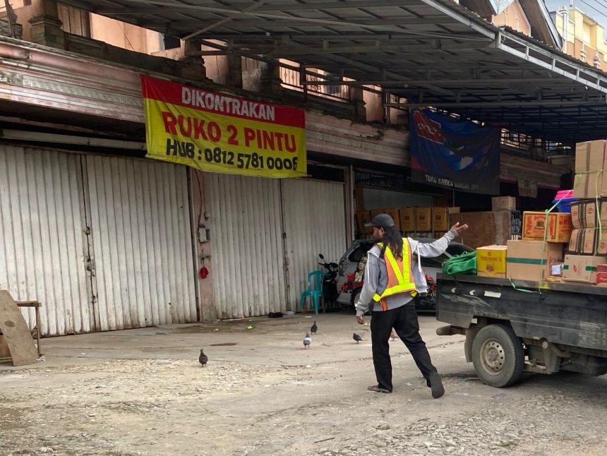 Aktivitas juru parkir di kota Samarinda.