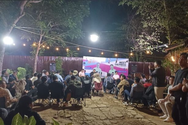 Bupati Kutai Kartanegara Aulia Rahman Basri dan Wakil Bupati Rendi Solihin menggelar forum santai bertajuk Ngapeh Santai Ngan Media bersama insan pers di Bukit Mahoni, Tenggarong Seberang, Selasa malam (1/7/2025).