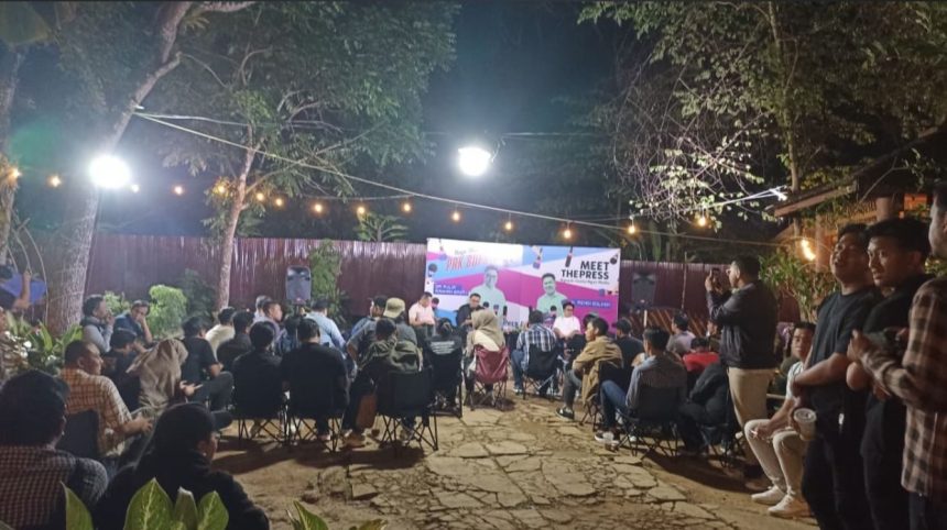 Bupati Kutai Kartanegara Aulia Rahman Basri dan Wakil Bupati Rendi Solihin menggelar forum santai bertajuk Ngapeh Santai Ngan Media bersama insan pers di Bukit Mahoni, Tenggarong Seberang, Selasa malam (1/7/2025).
