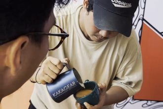 Barista Peserta Jakartaloc Fun Battle Vol.1 dalam Battle Latte Art.