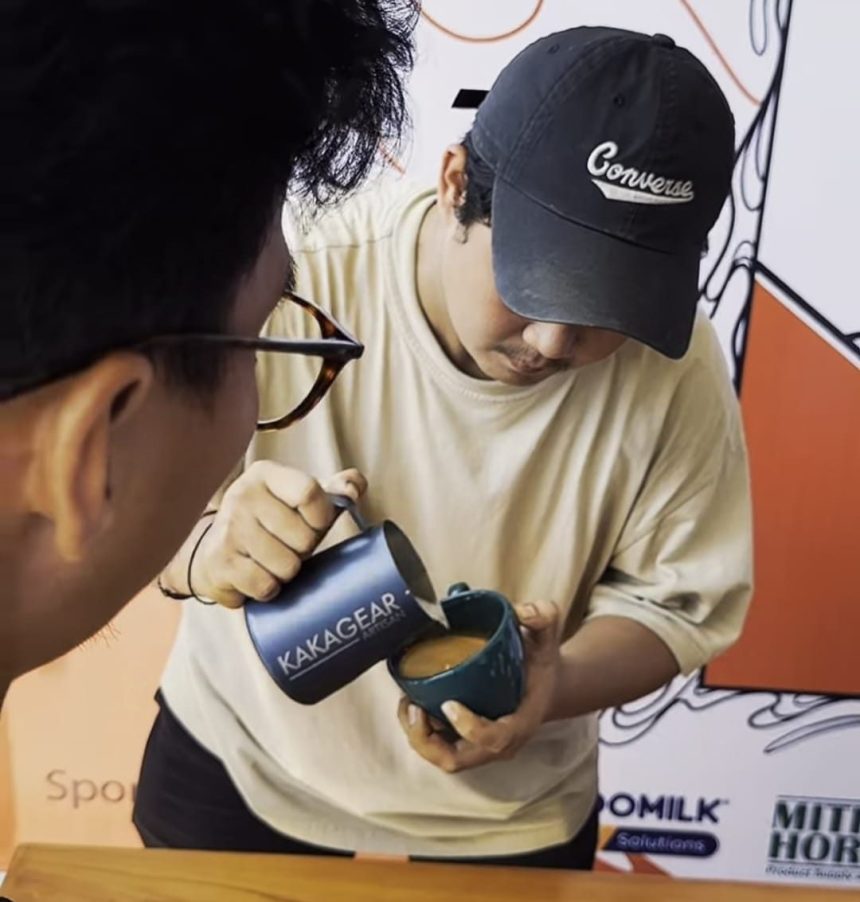 Barista Peserta Jakartaloc Fun Battle Vol.1 dalam Battle Latte Art.
