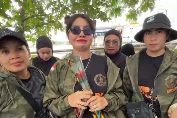 Redam Tensi Demonstrasi, Massa Drupadi Baladika Kaltim Gelar Pentas Budaya dan Bagikan Mawar